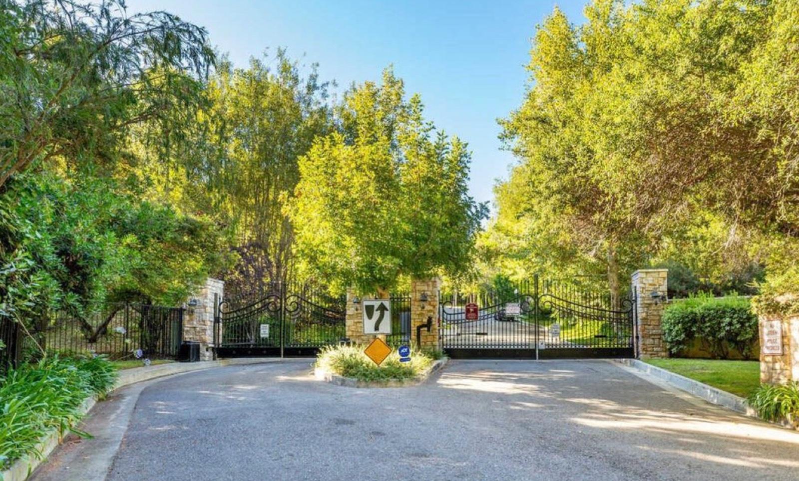 Med Mansion Tennis Estate — photo 3