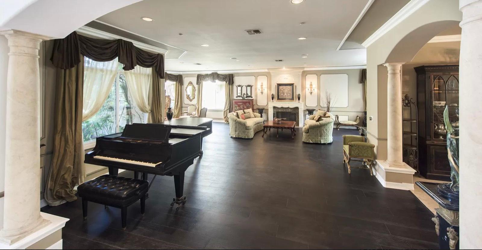Mediterranean Mansion Compound — photo 9
