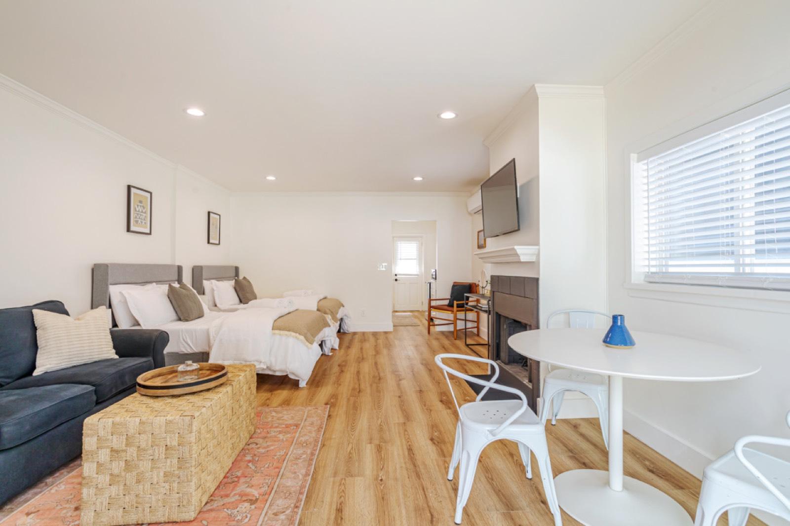 Mediterranean Style Home Sleeps 8 with jacuzzi — photo 2