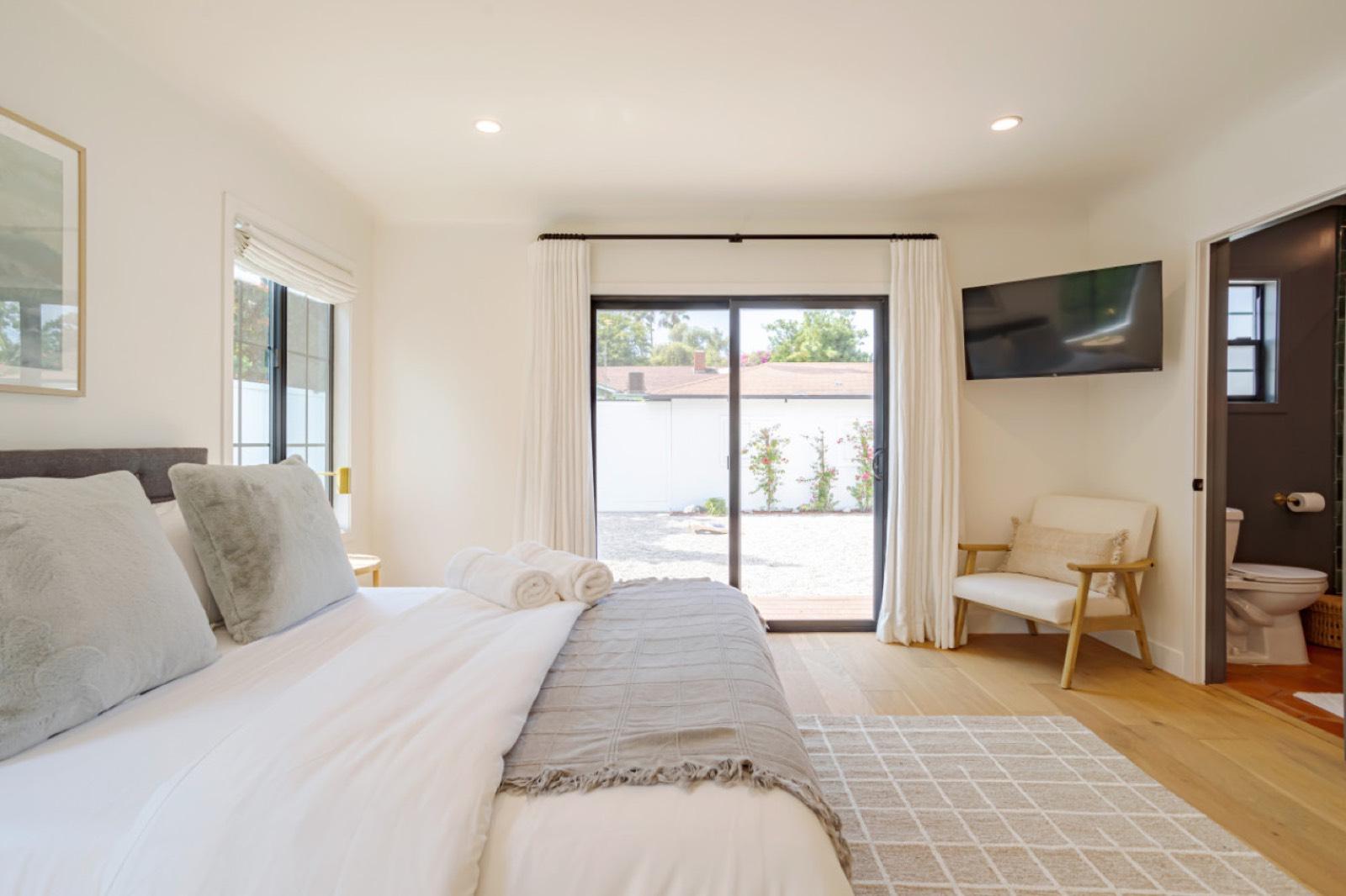 Mediterranean Style Home Sleeps 8 with jacuzzi — photo 12