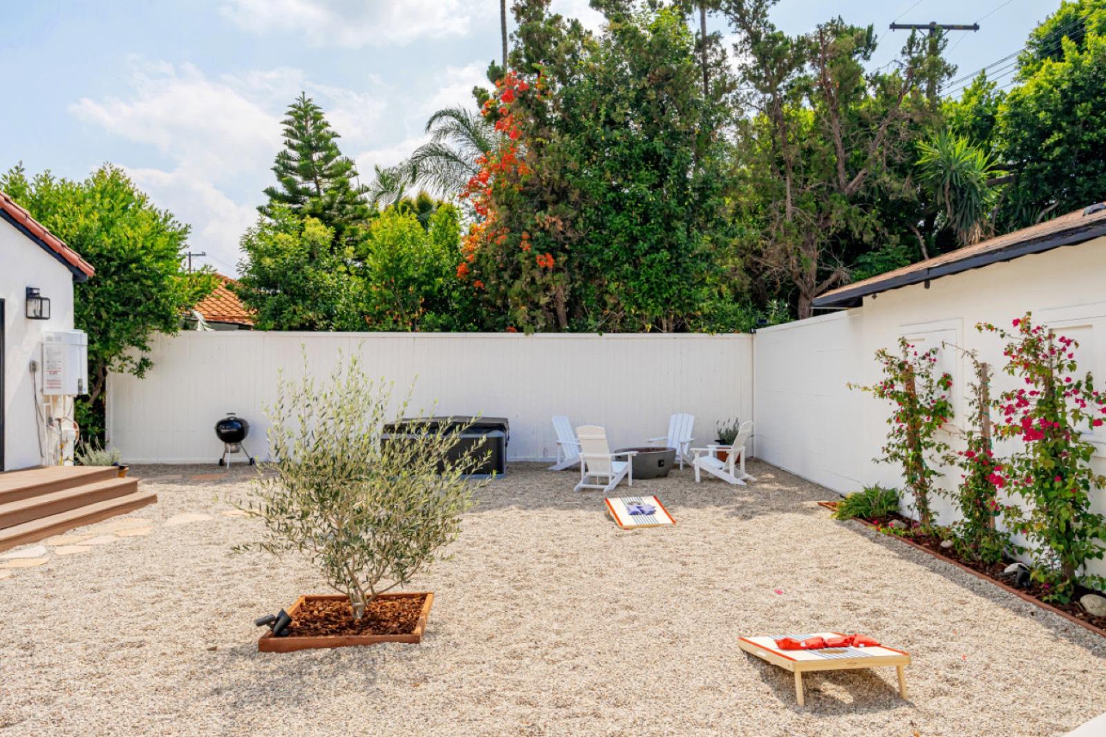 Mediterranean Style Home Sleeps 8 with jacuzzi — photo 4