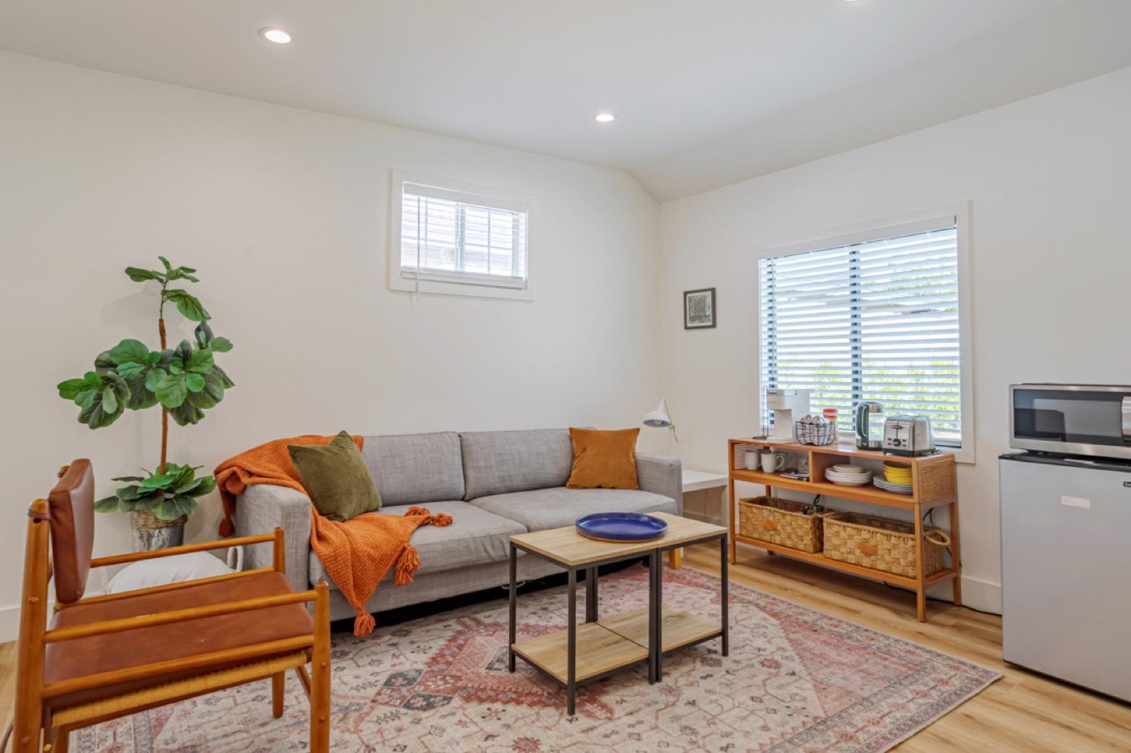 Mediterranean Style Home Sleeps 8 with jacuzzi — photo 5