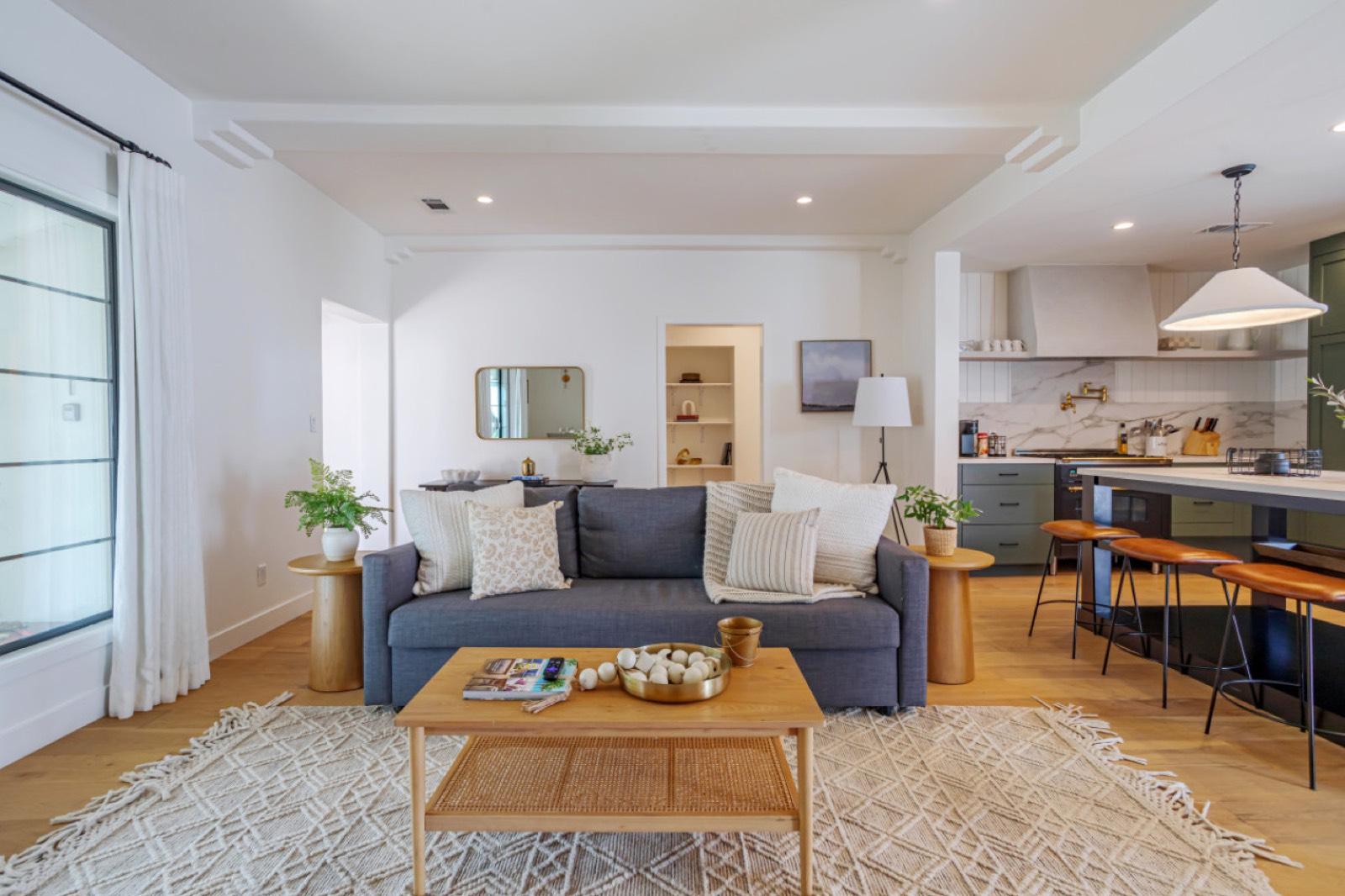 Mediterranean Style Home Sleeps 8 with jacuzzi — photo 7