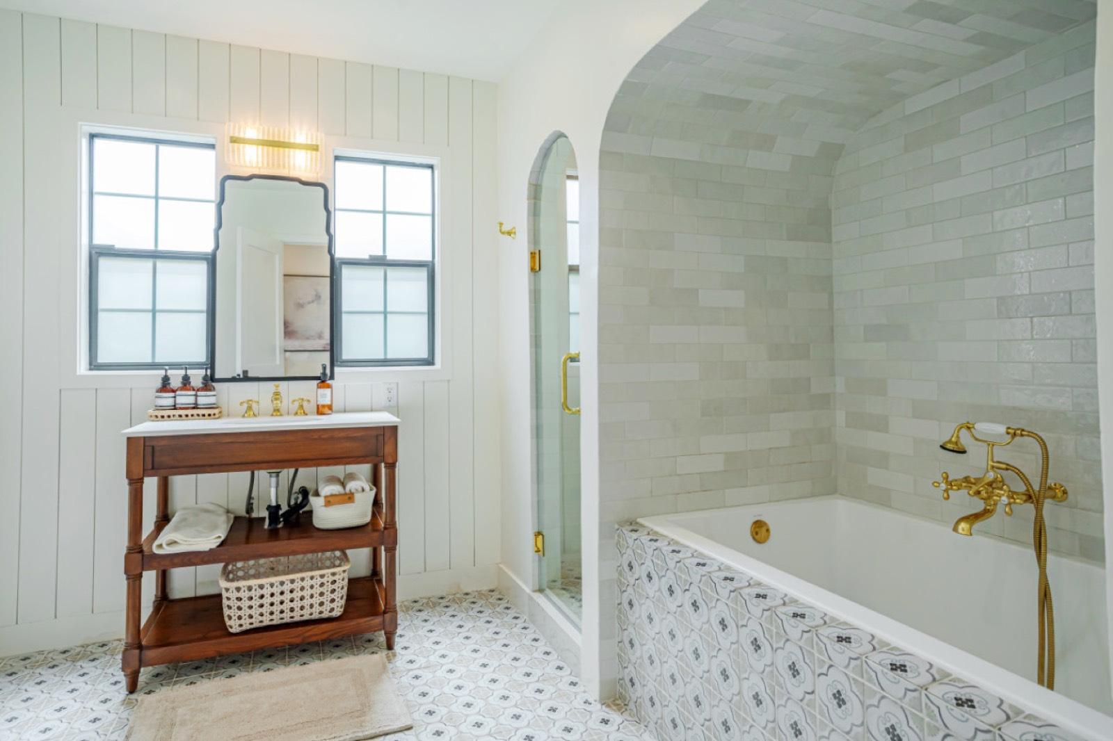Mediterranean Style Home Sleeps 8 with jacuzzi — photo 9