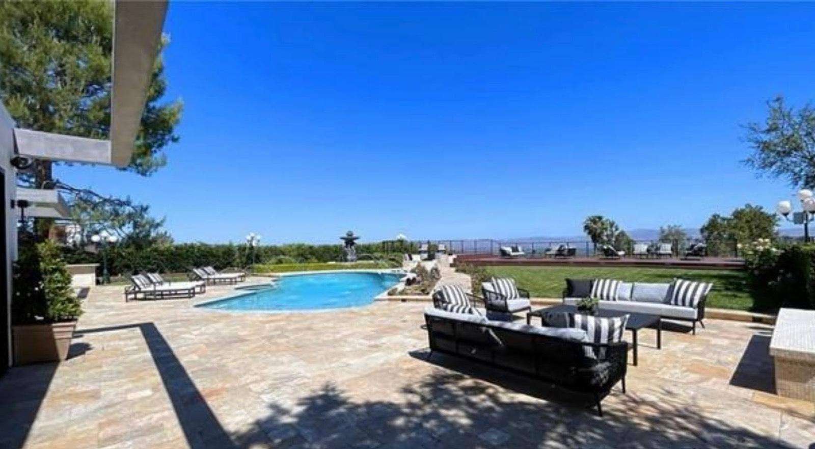 MH's Clean Valley View Home — photo 2