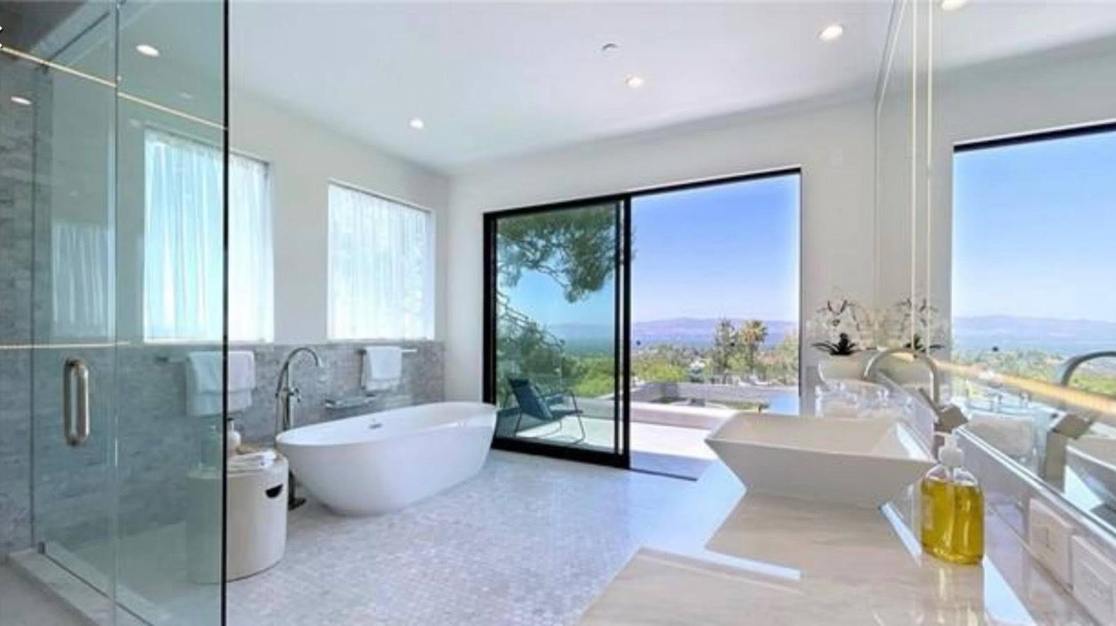 MH's Clean Valley View Home — photo 10
