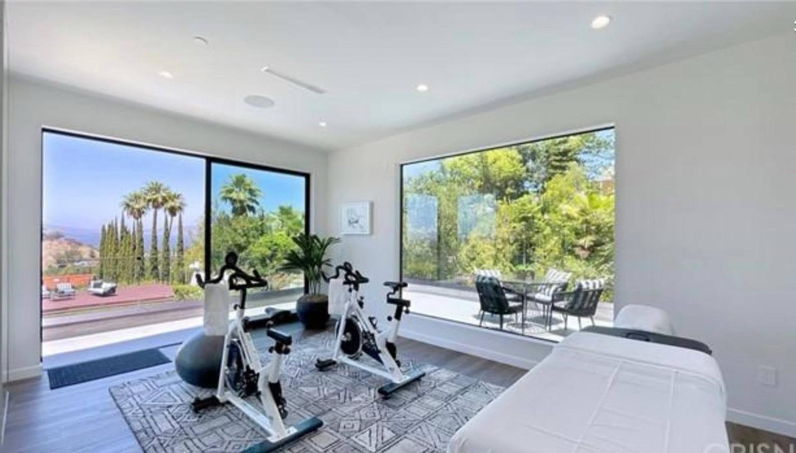 MH's Clean Valley View Home — photo 9