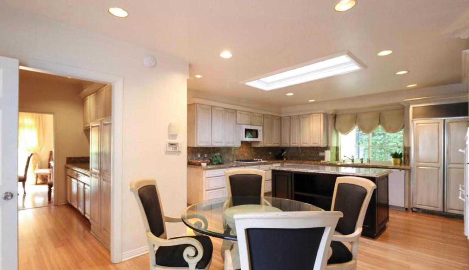 MJ Coldwater Mansion — photo 8