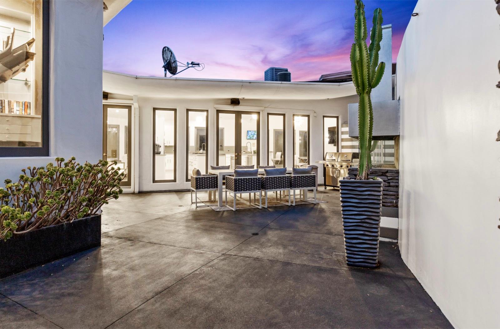 MJ's Hollywood Wings Home — photo 2
