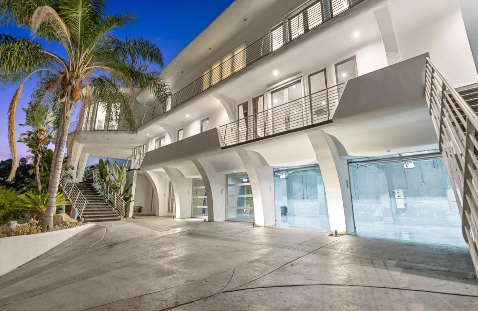 MJ's Hollywood Wings Home — photo 11