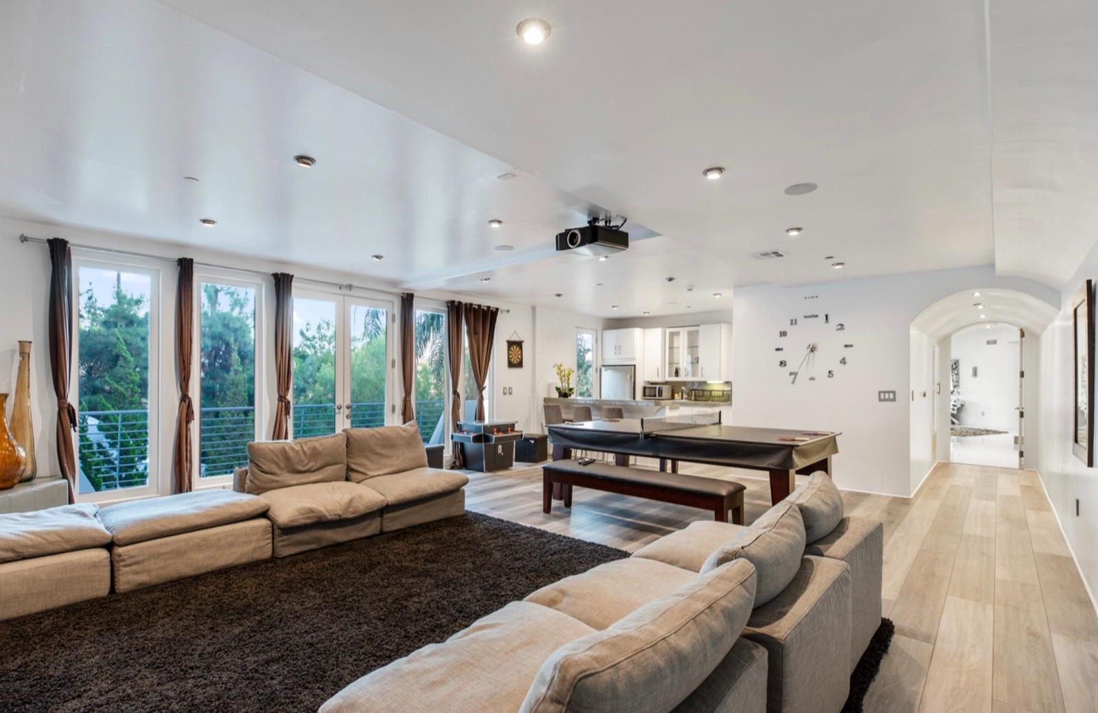MJ's Hollywood Wings Home — photo 12