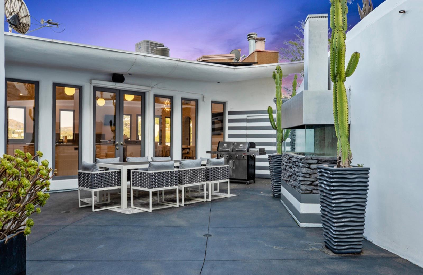 MJ's Hollywood Wings Home — photo 5