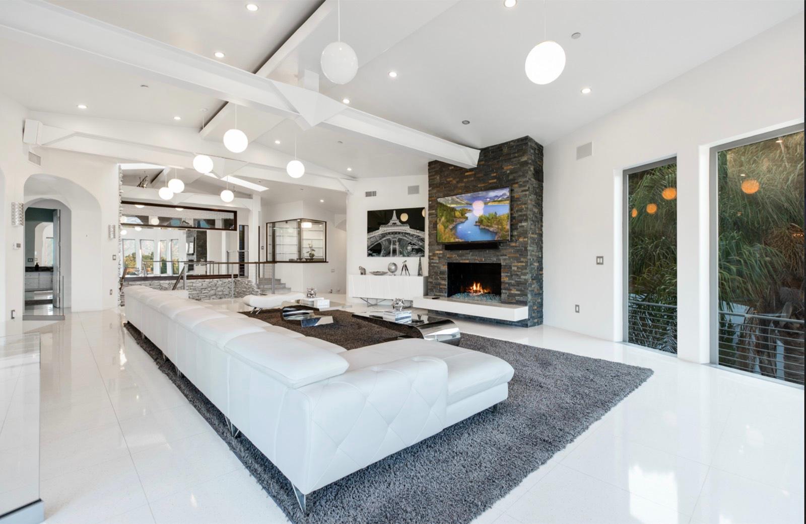 MJ's Hollywood Wings Home — photo 7