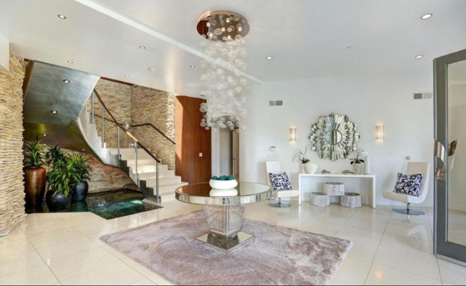 MJ's Wings Mansion — photo 3