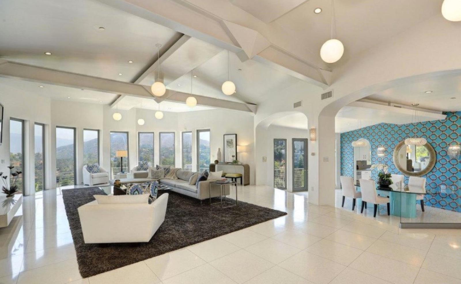 MJ's Wings Mansion — photo 4