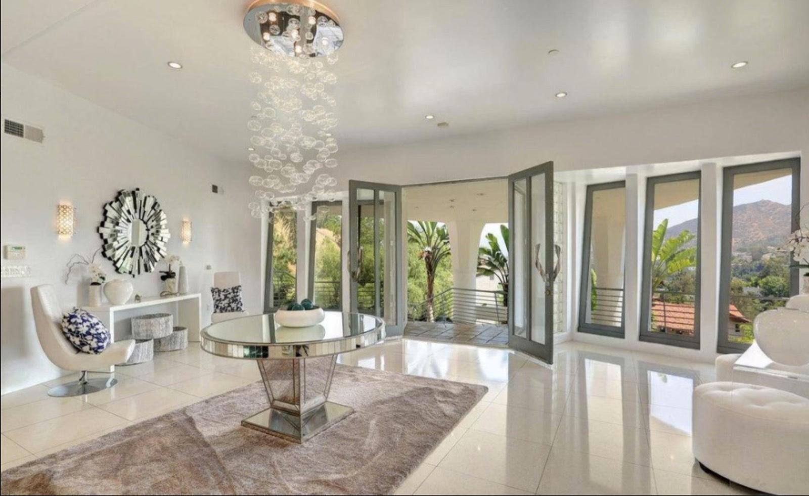 MJ's Wings Mansion — photo 5