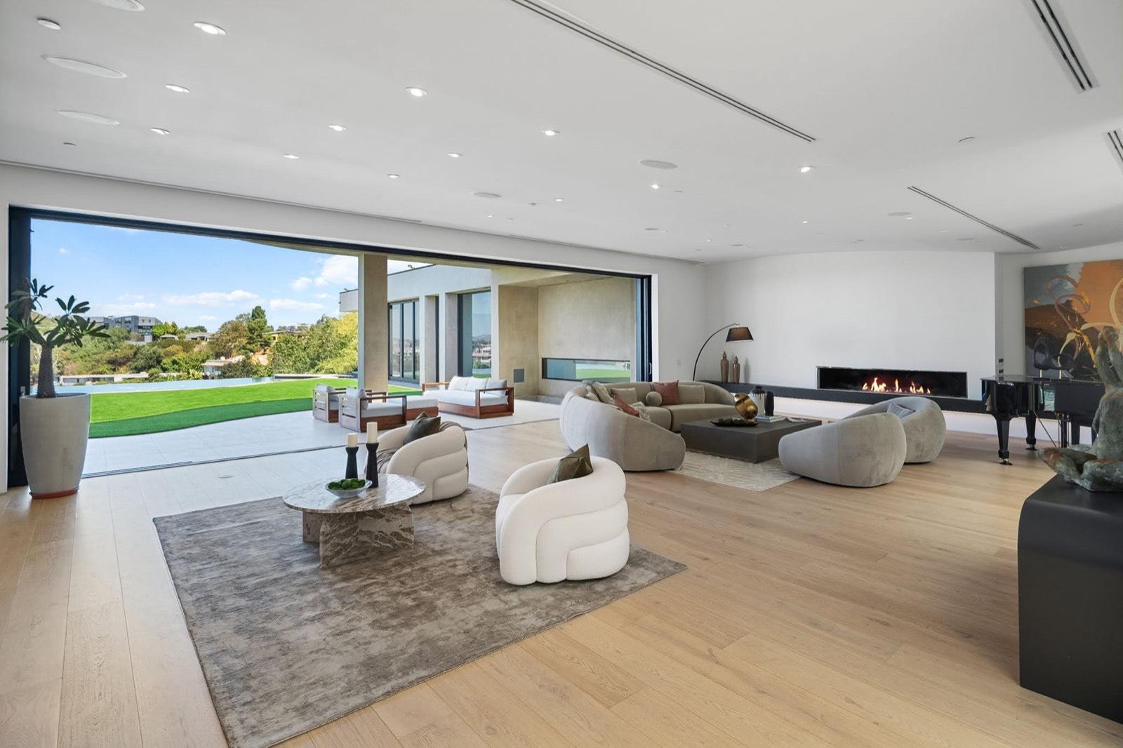 Modern Castle mansion — photo 12