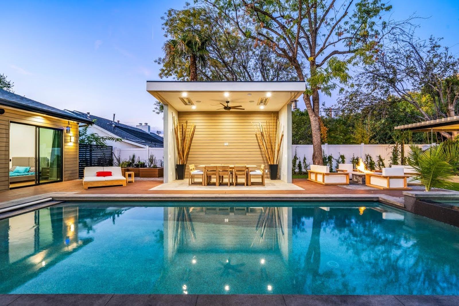Modern Farm House Wh Basketball court Movie Theate — photo 1