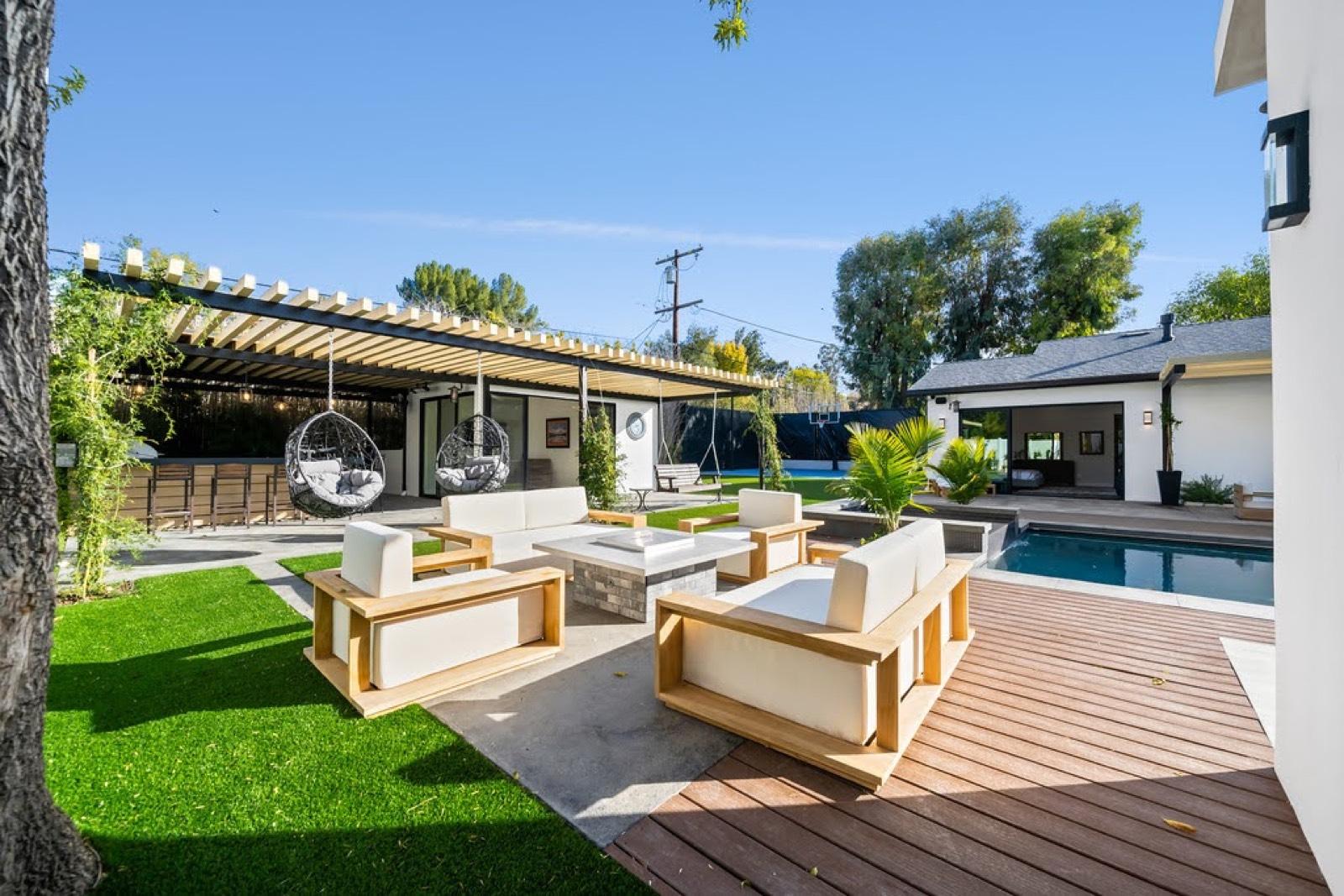 Modern Farm House Wh Basketball court Movie Theater — photo 8