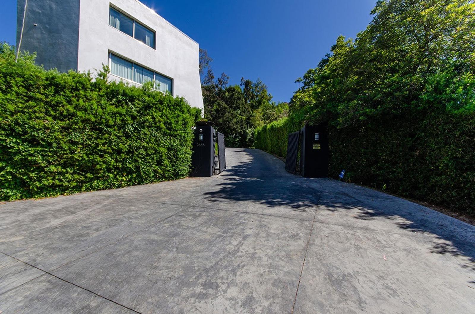 Modern H Home — photo 2