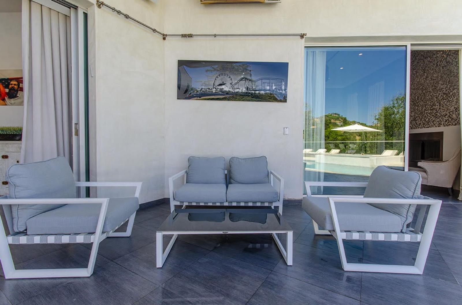 Modern H Home — photo 8