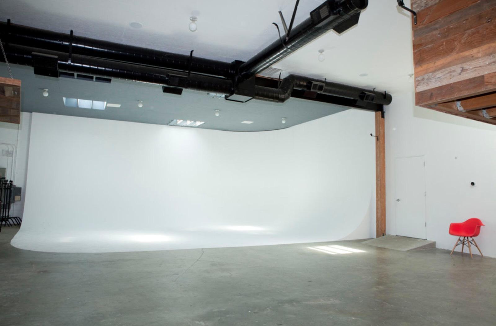 Modern Photo Studio Wood Decor — photo 2
