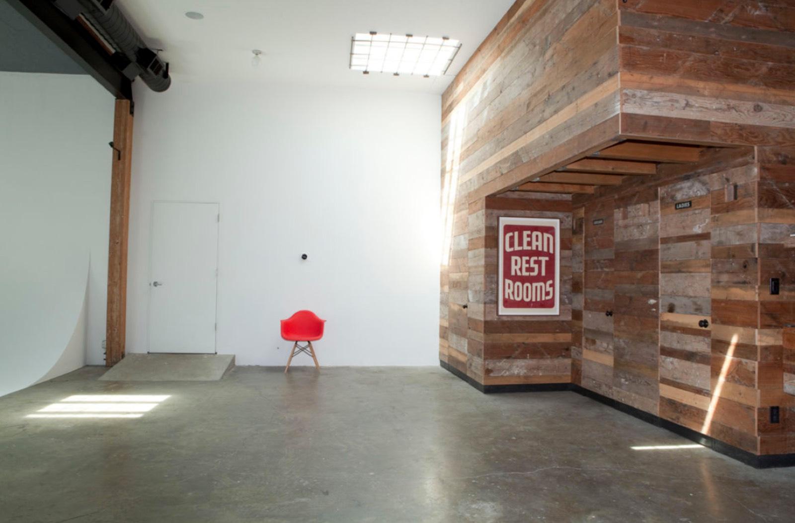 Modern Photo Studio Wood Decor — photo 3