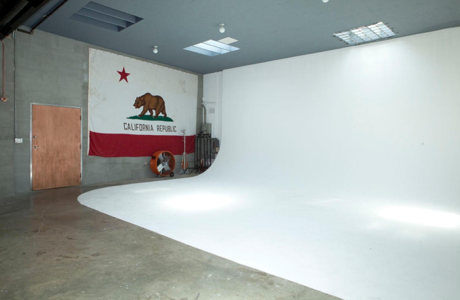 Modern Photo Studio Wood Decor — photo 4