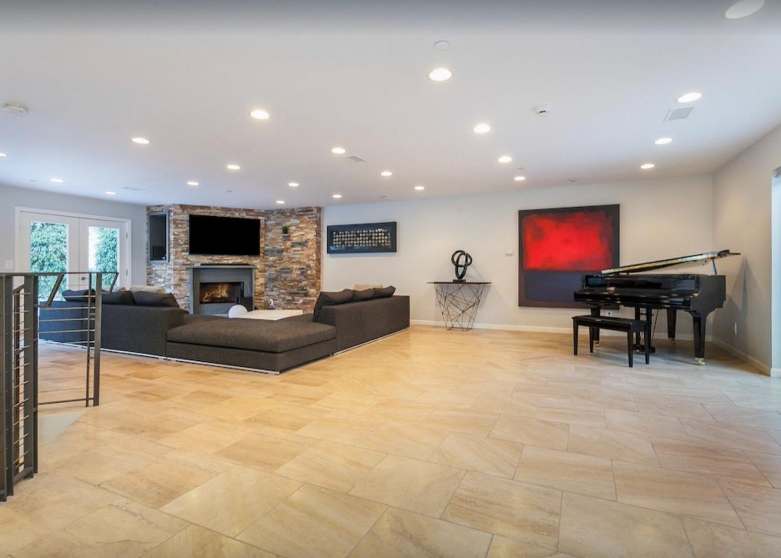 MR's White Classic Home — photo 2