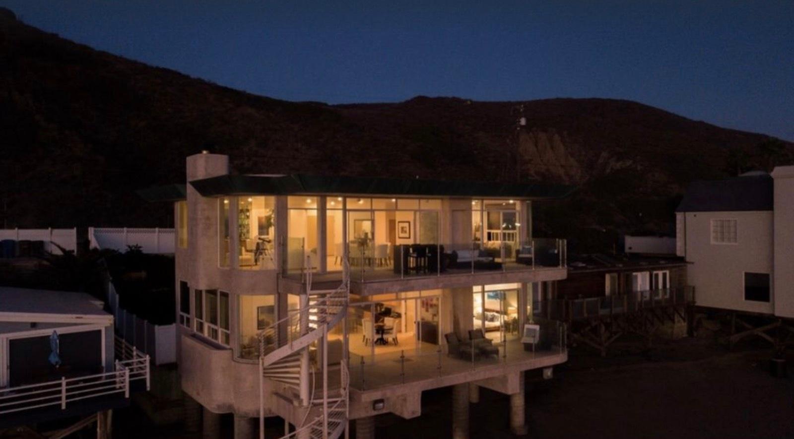 M's Bright Beachfront Property — photo 3