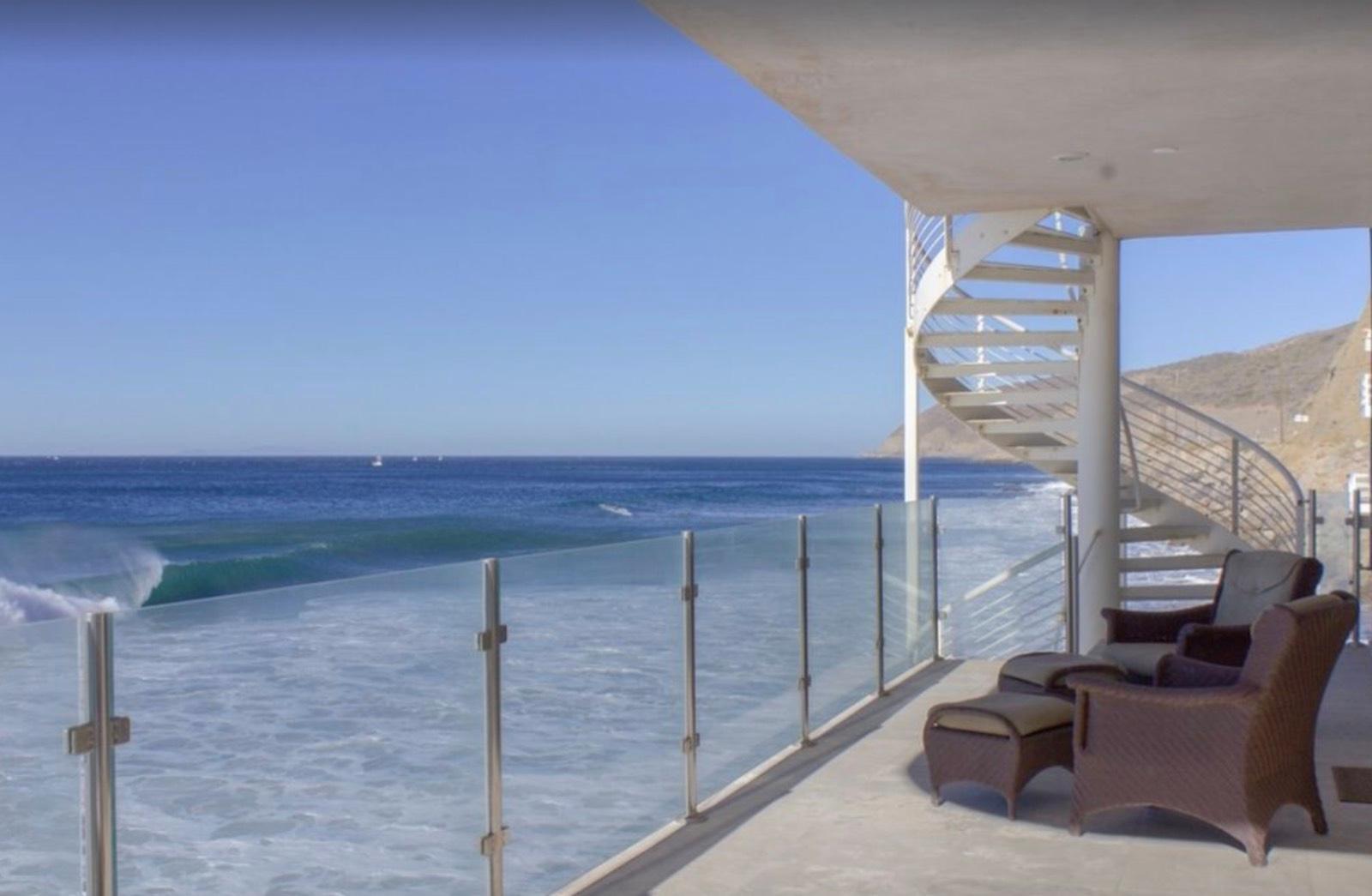 M's Bright Beachfront Property — photo 11