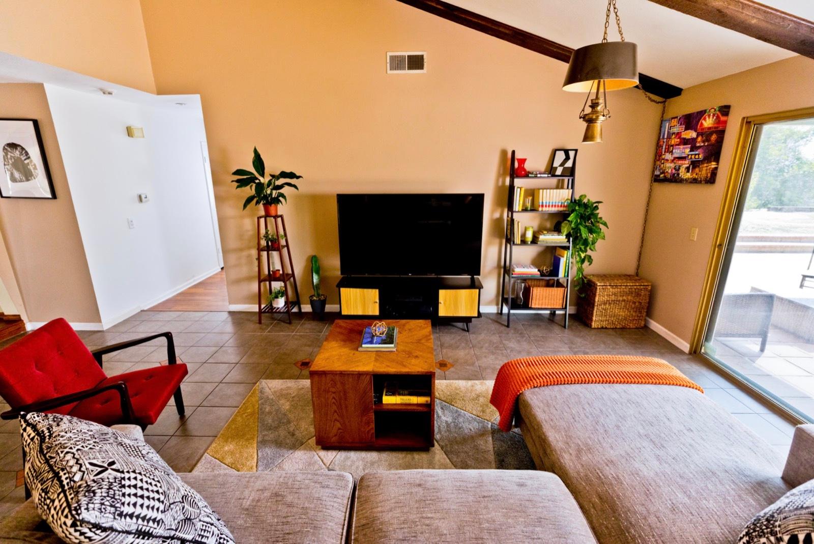 M's Quaint Colorful house — photo 2