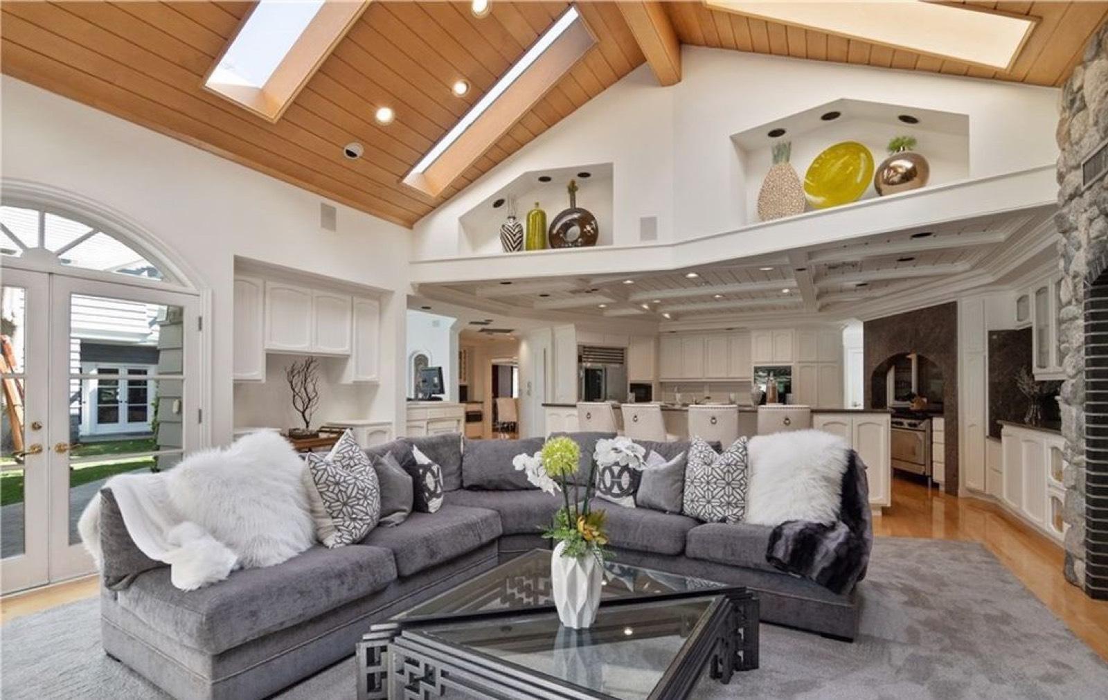 M's Traditional Ranch Mansion Estate — photo 2