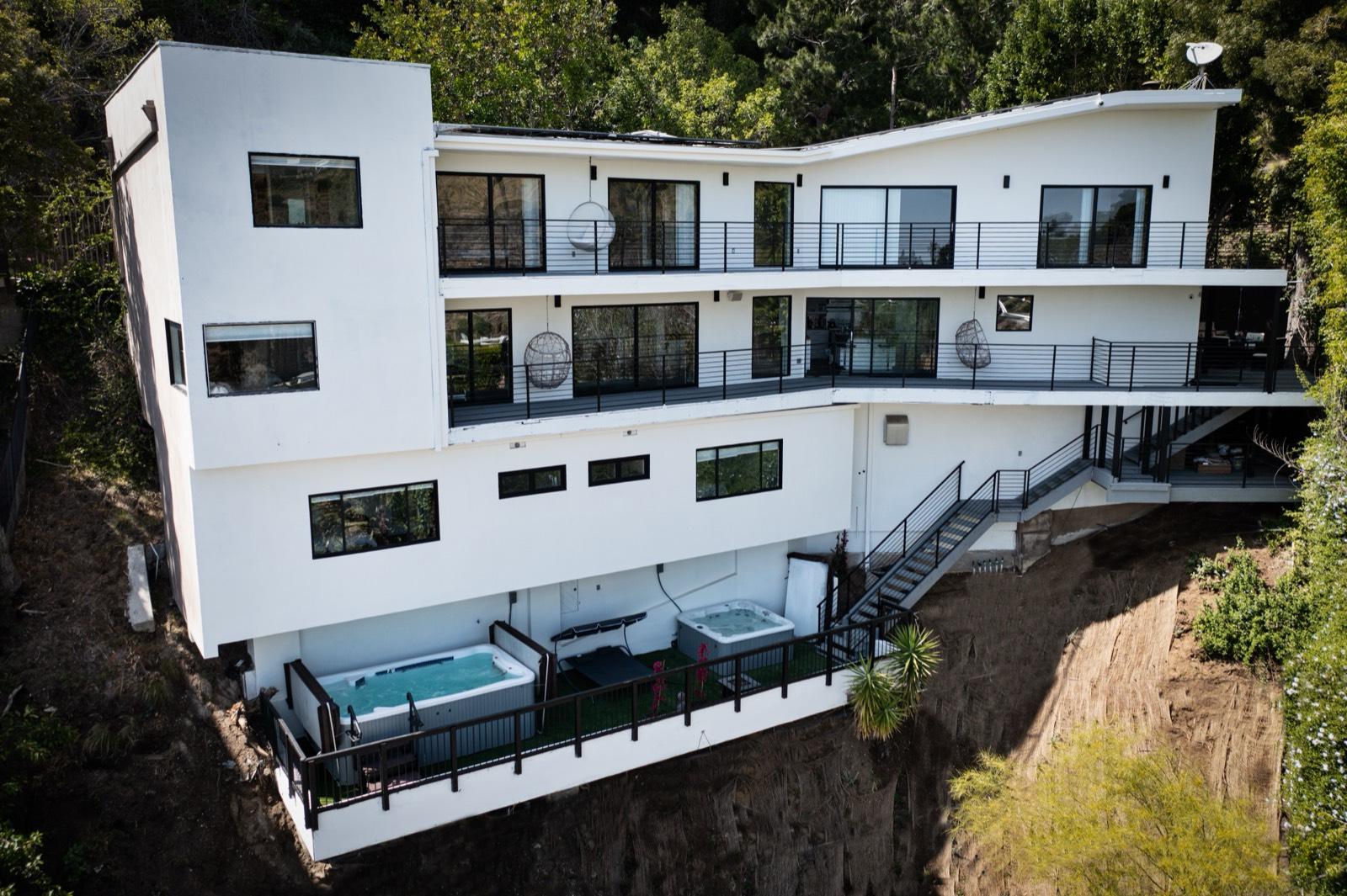 N's Hillside Modern Home — photo 2