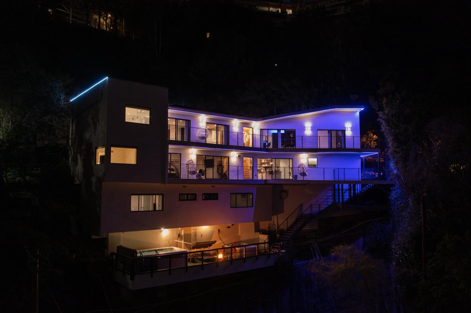N's Hillside Modern Home — photo 3