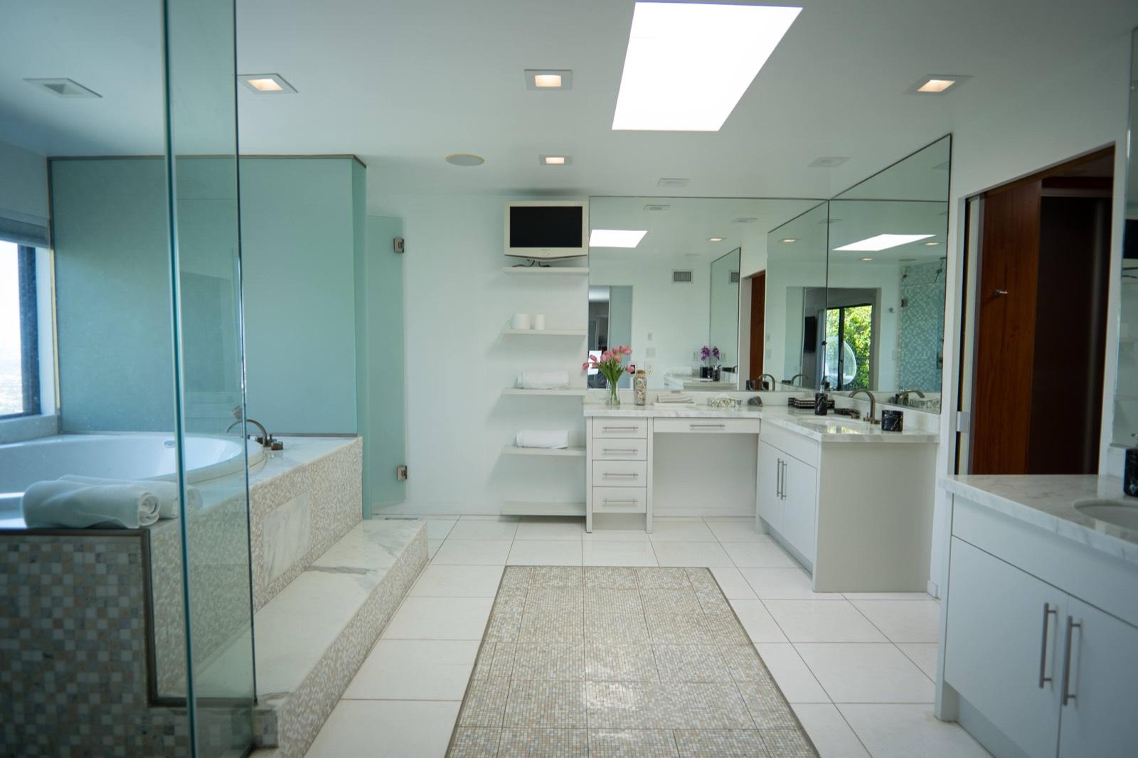 N's Hillside Modern Home — photo 6