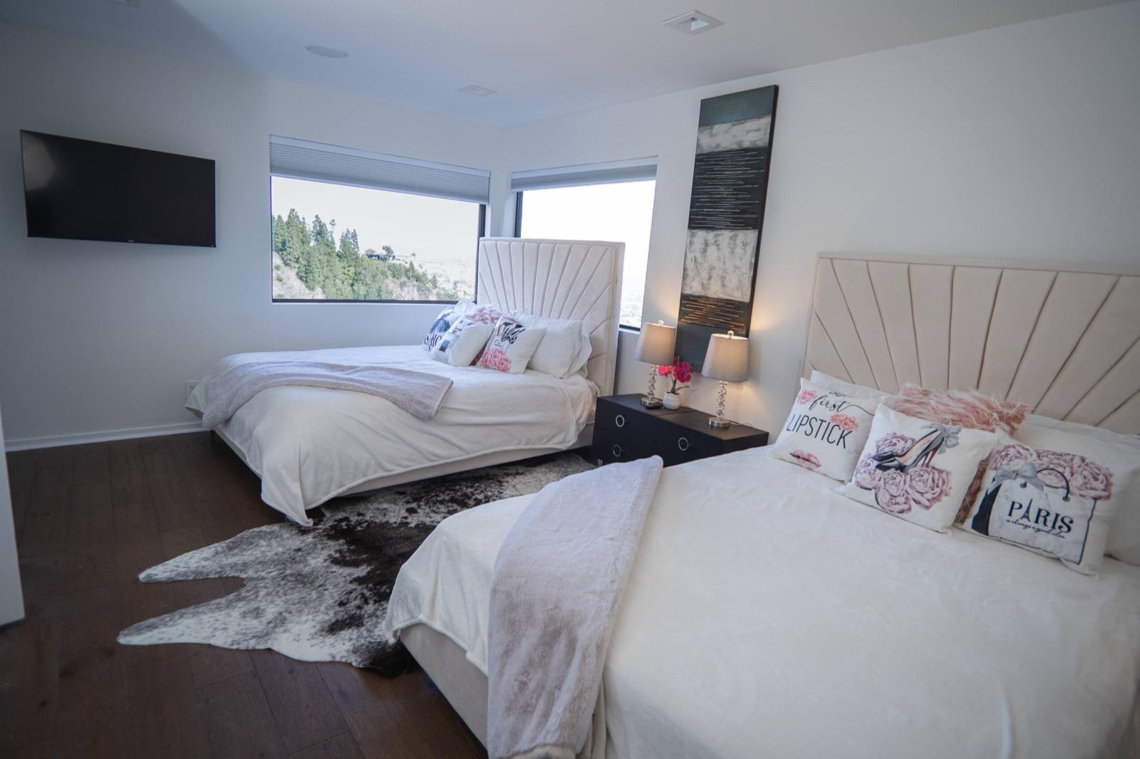 N's Hillside Modern Home — photo 9