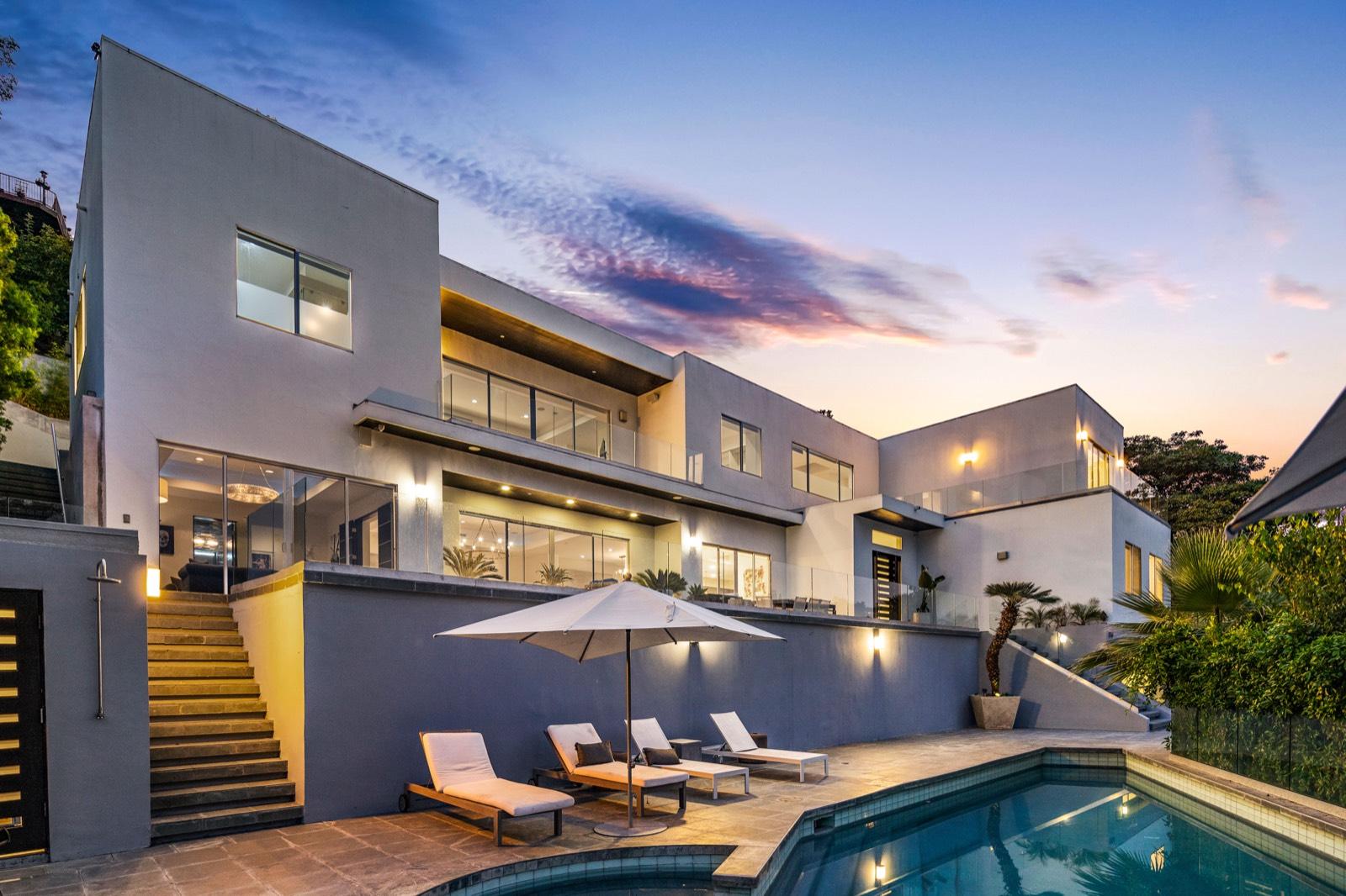N's White Travis Home — photo 1
