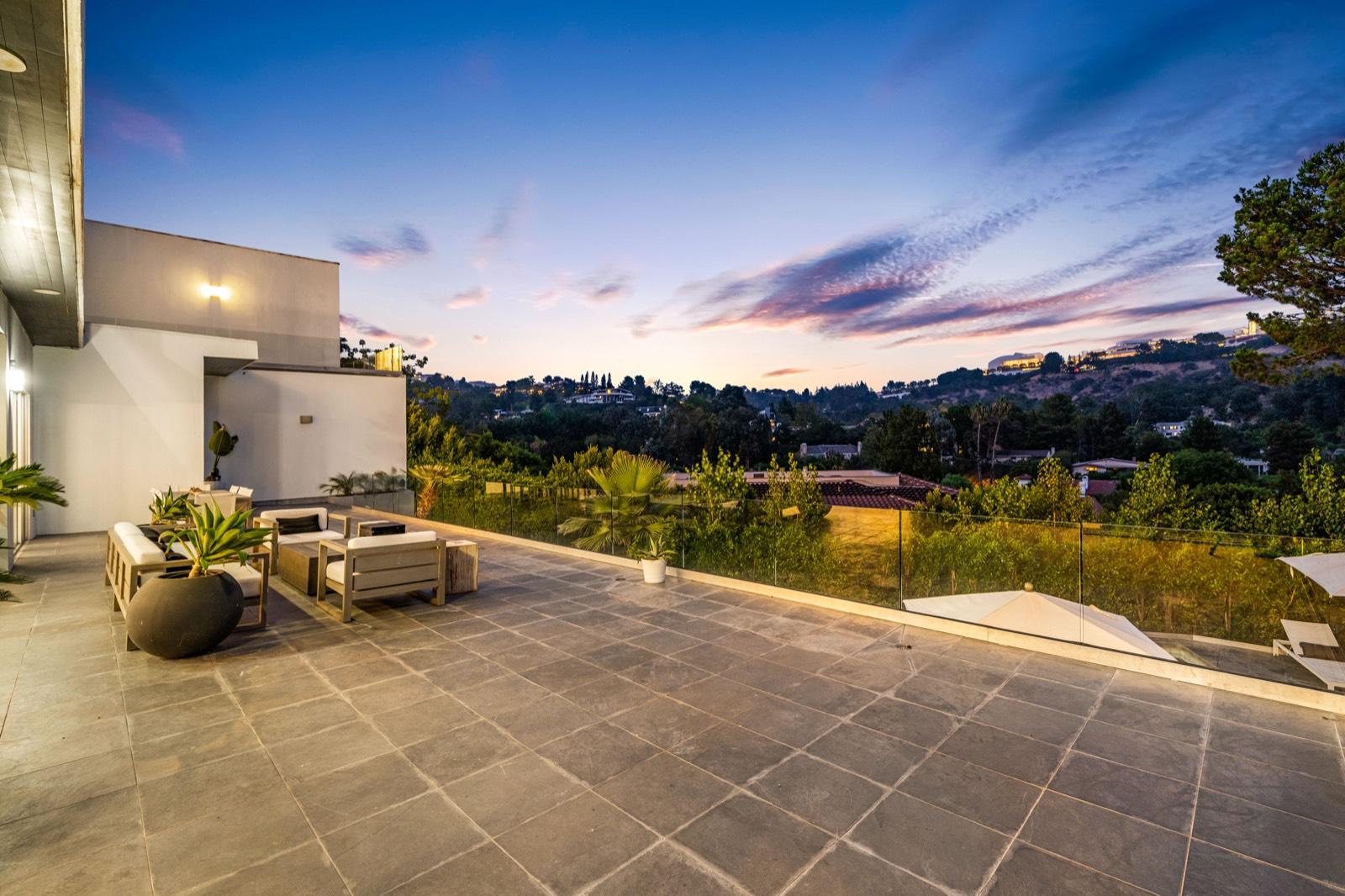 N's White Travis Home — photo 7