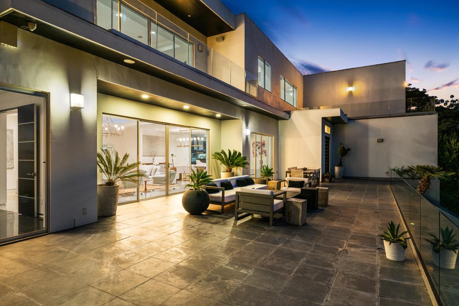 N's White Travis Home — photo 9
