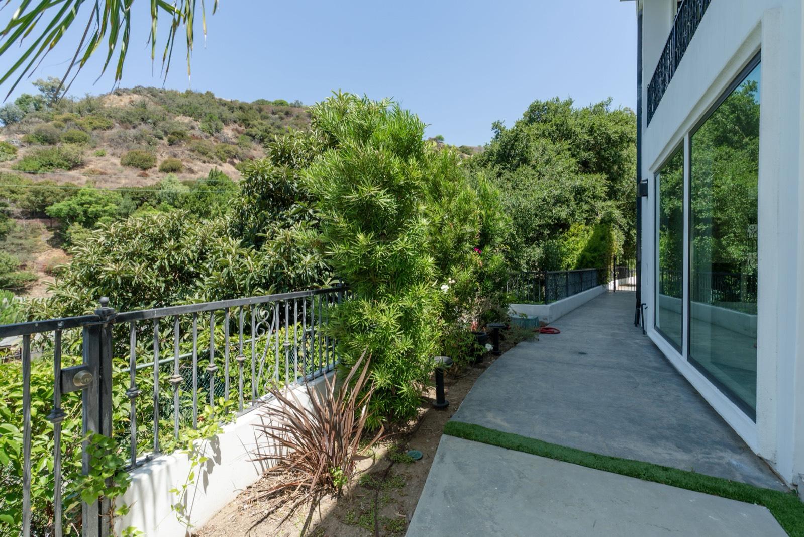 NG Spacious Mod Abode — photo 11