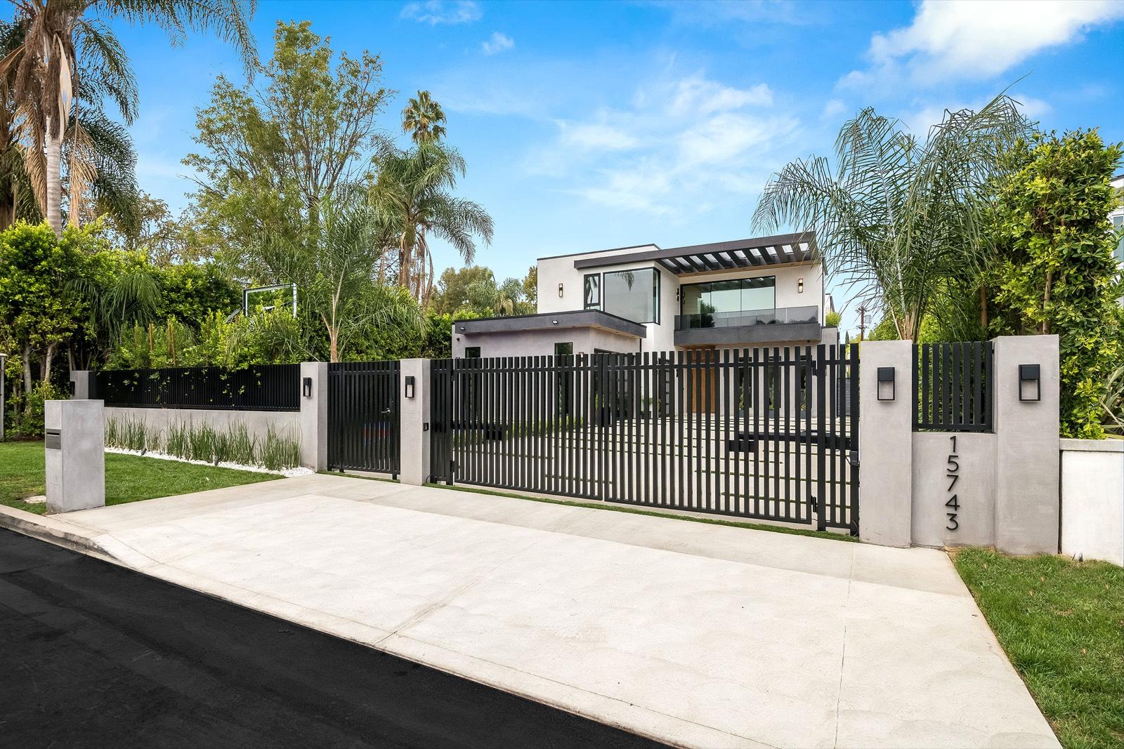 NP's Valley Modern Sports Home — photo 1