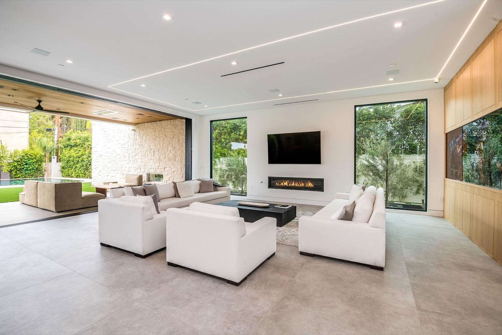 NP's Valley Modern Sports Home — photo 9