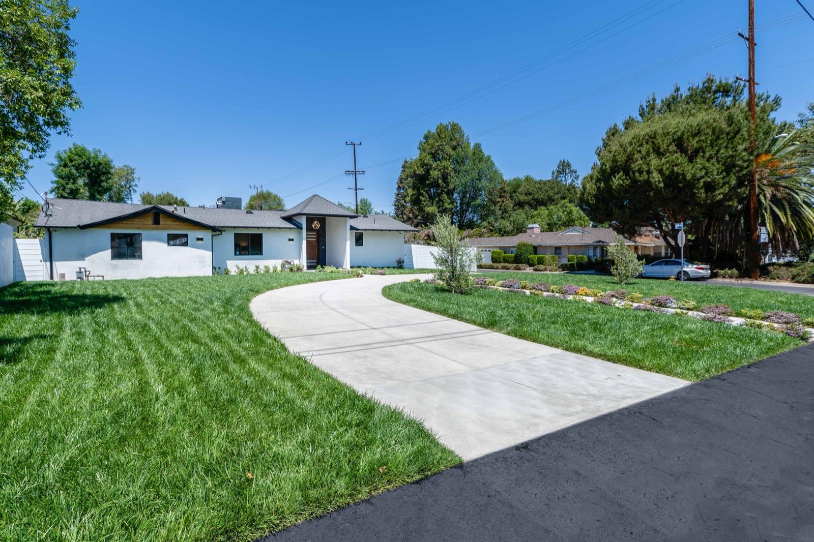 N's Modern White Farmhouse — photo 2