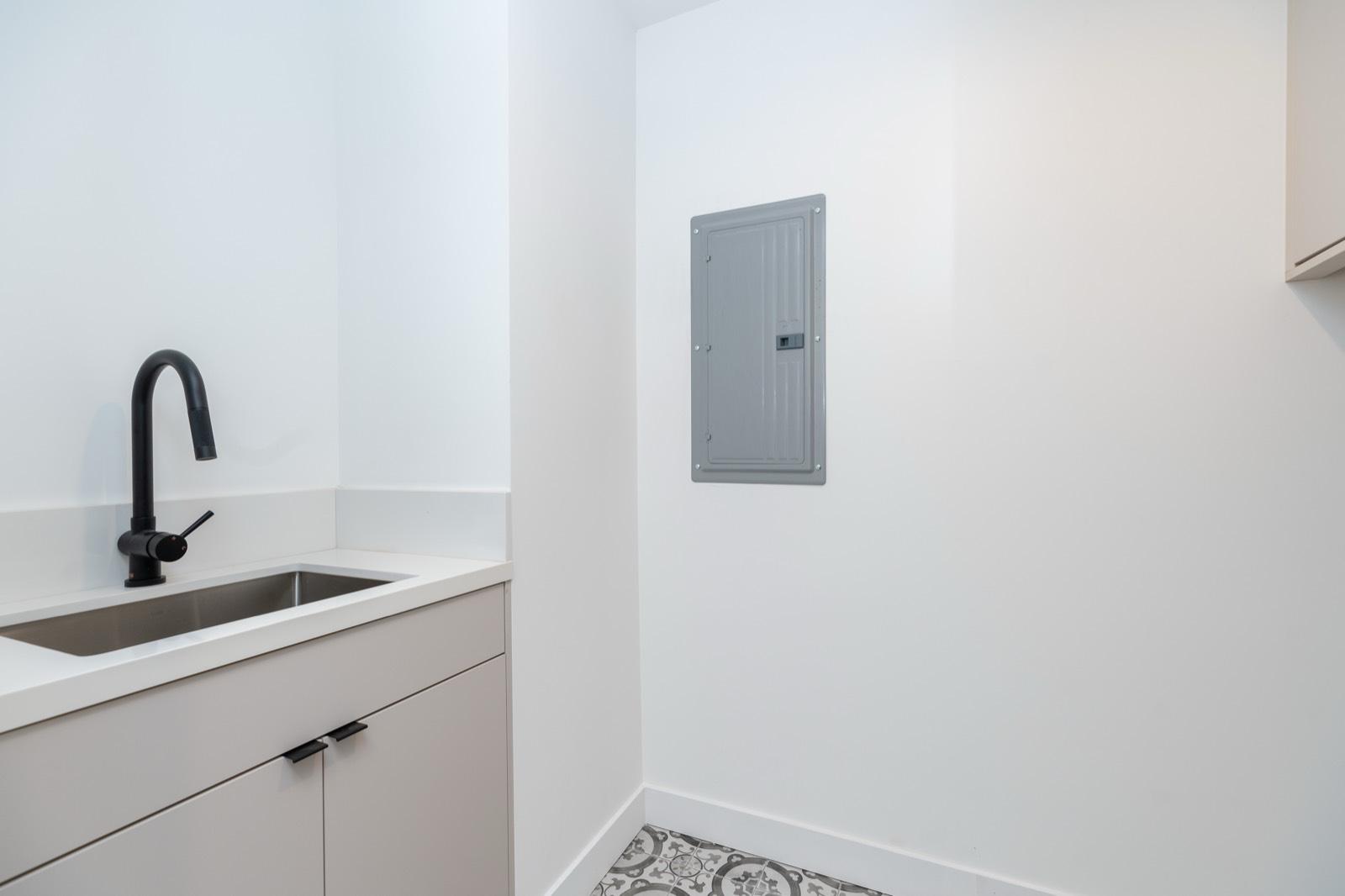 N's Modern White Farmhouse — photo 3