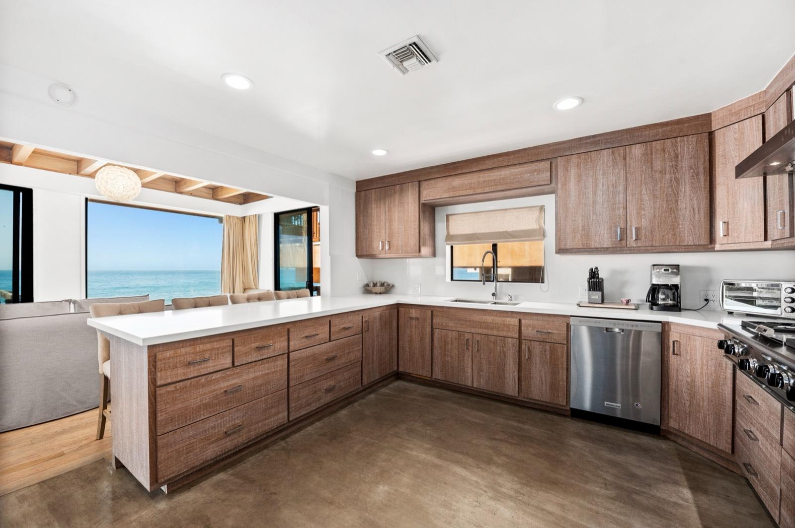 N's Oceanfront wood modern — photo 4