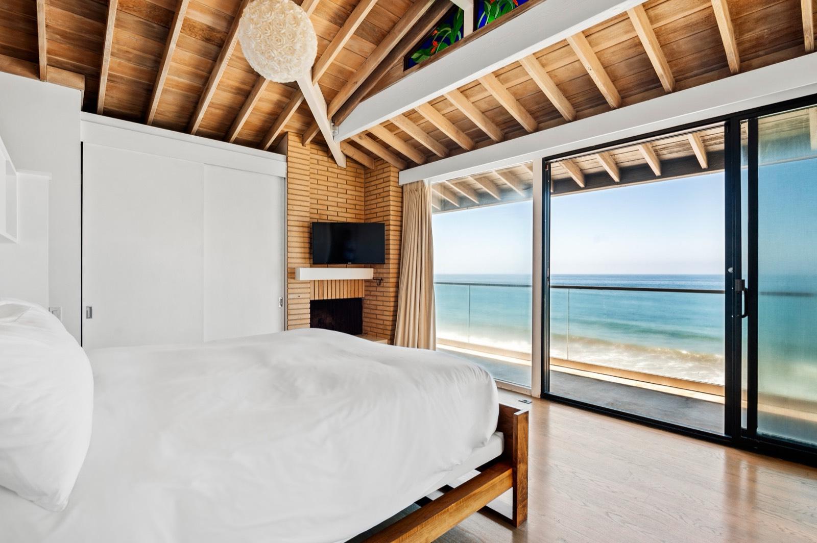 N's Oceanfront wood modern — photo 11