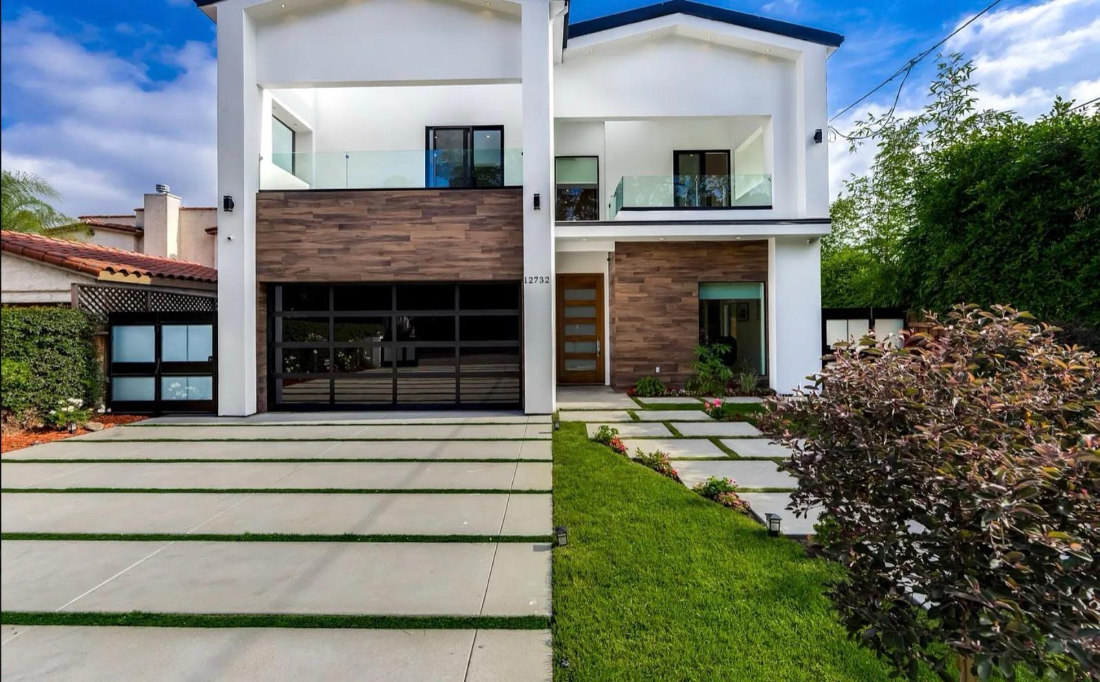 OB's Modern Wood Warmth Home — photo 2