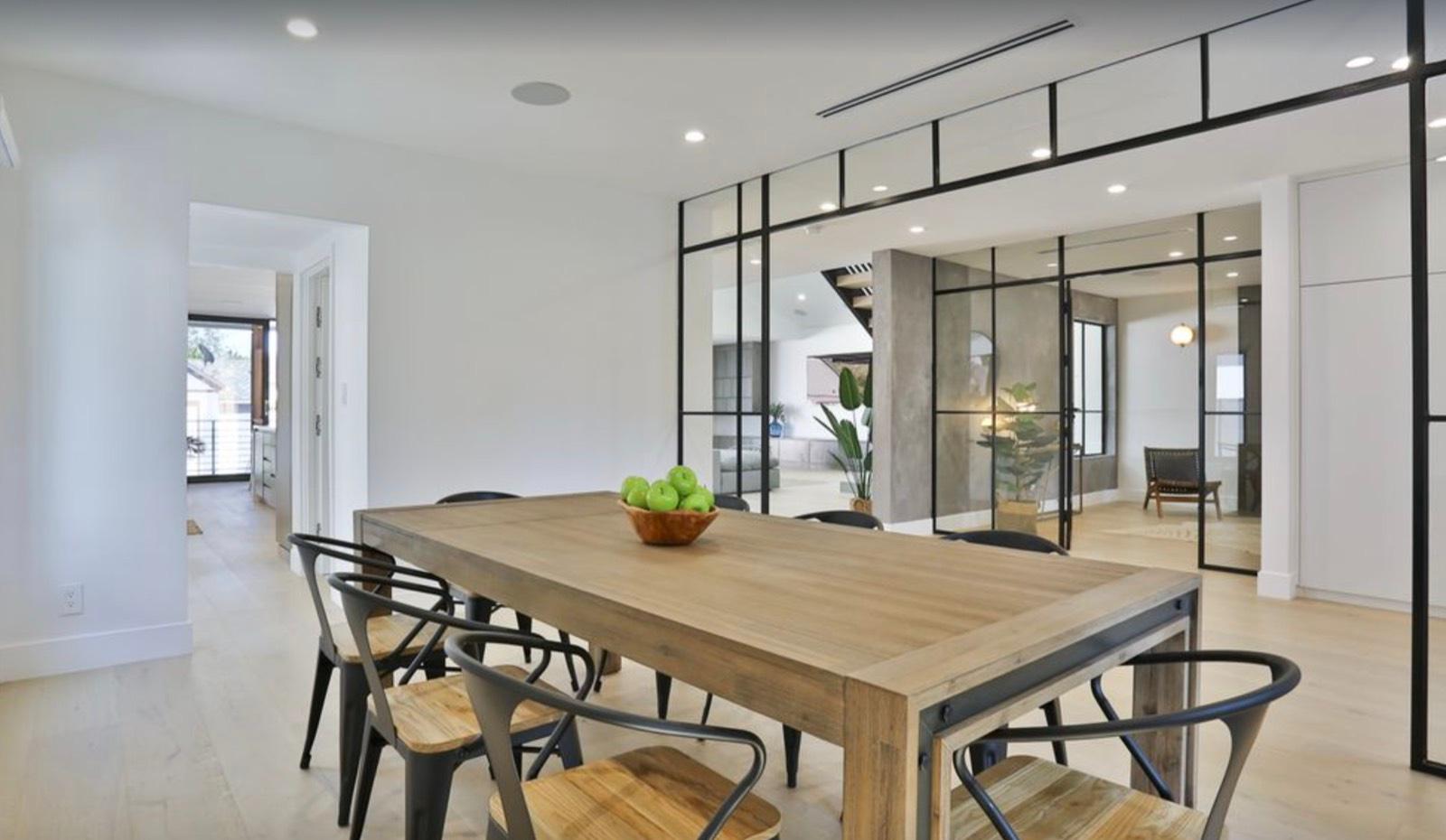 OK's Modern Venice Bungalow — photo 3