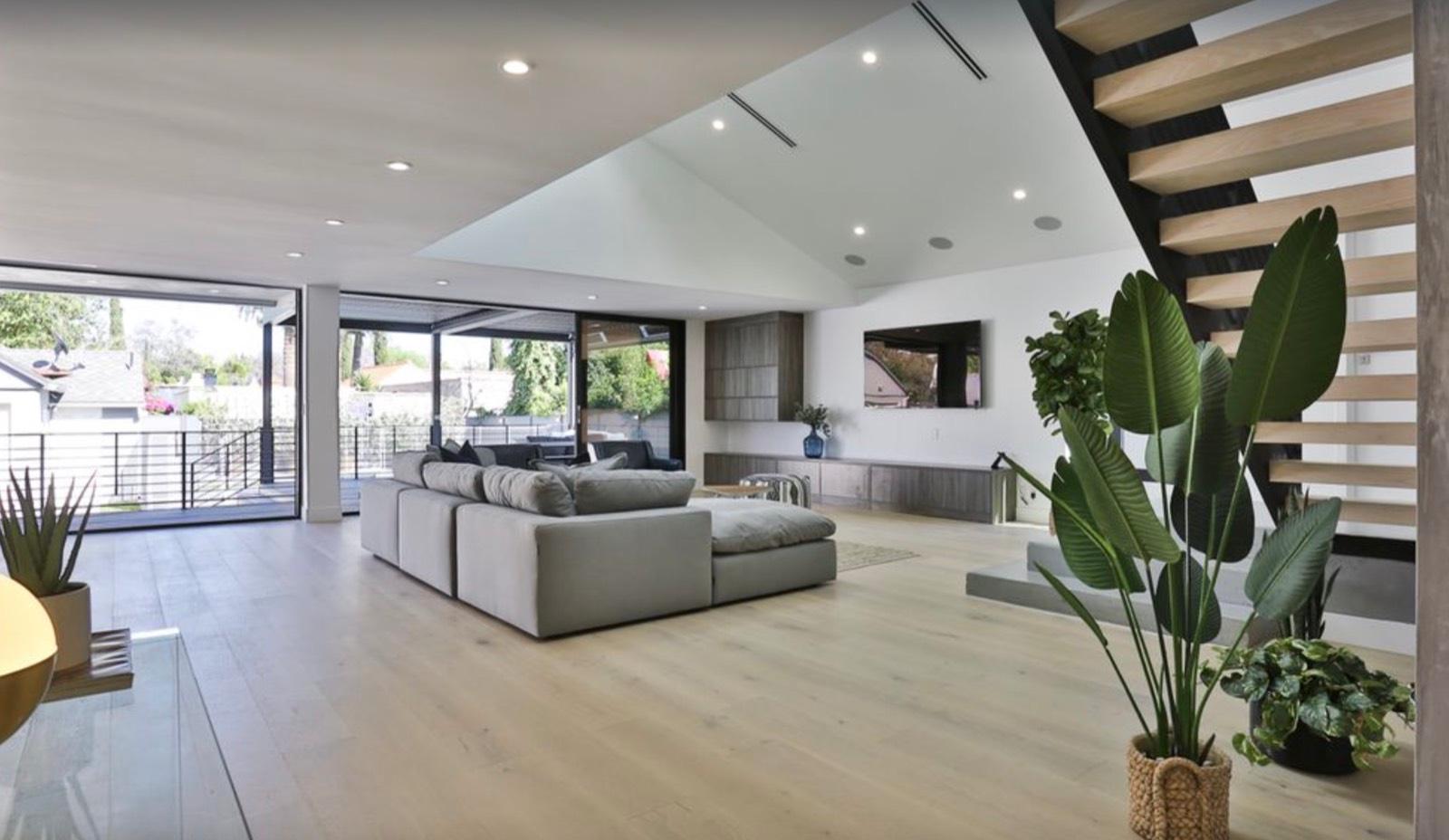 OK's Modern Venice Bungalow — photo 1
